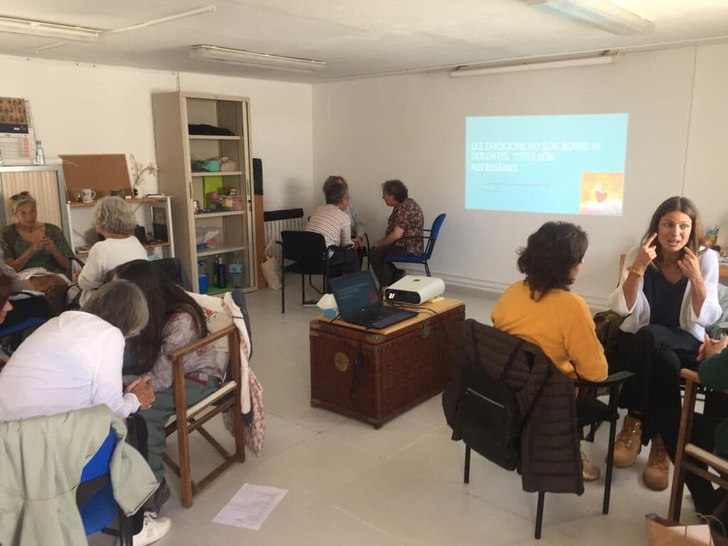 Una sesión del curso de formación de voluntarios, sentados en círculo